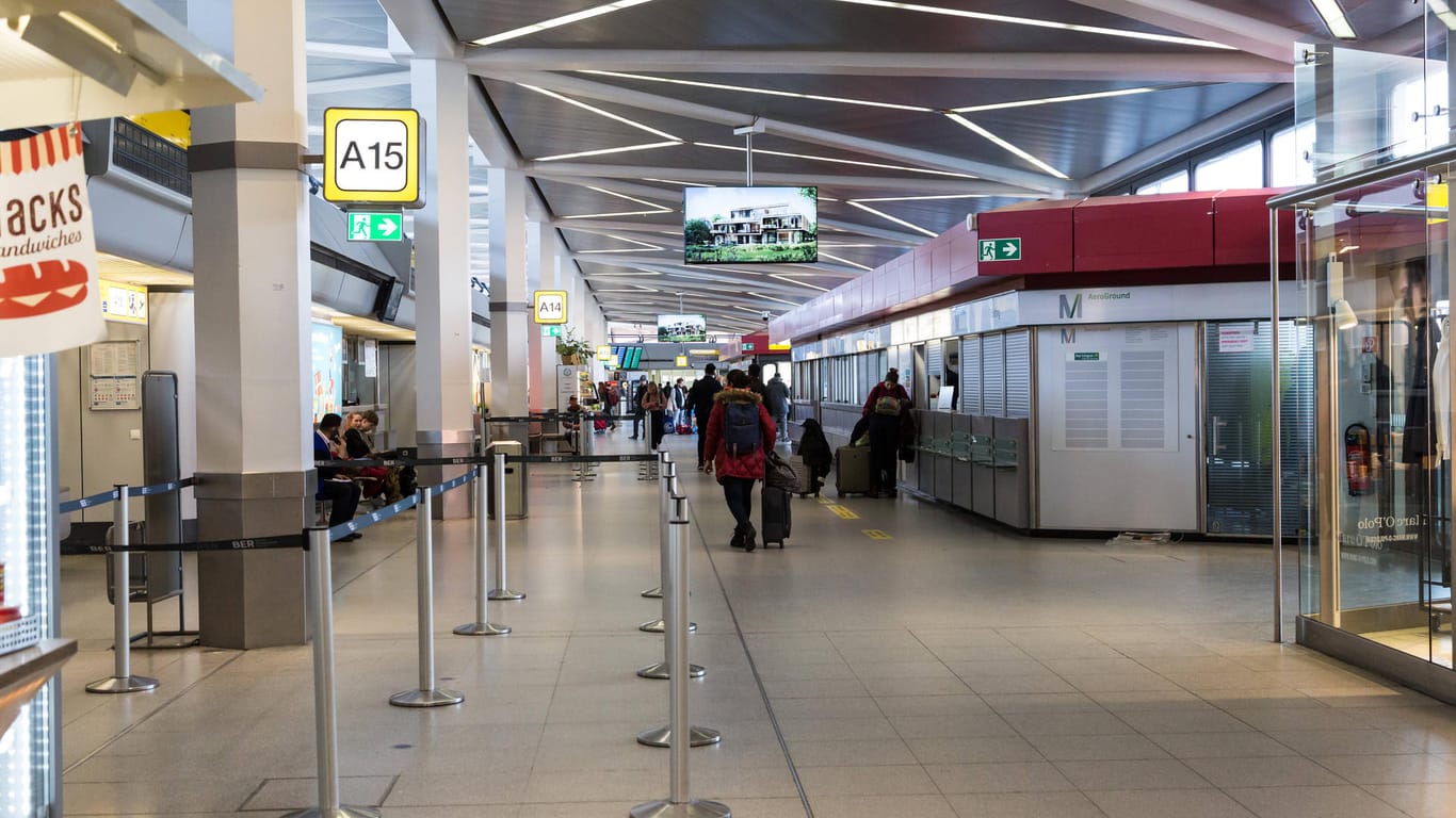 Eine leere Halle am Flughafen Tegel in Berlin: Der Airport verzeichnet deutlich weniger Passagierzahlen.