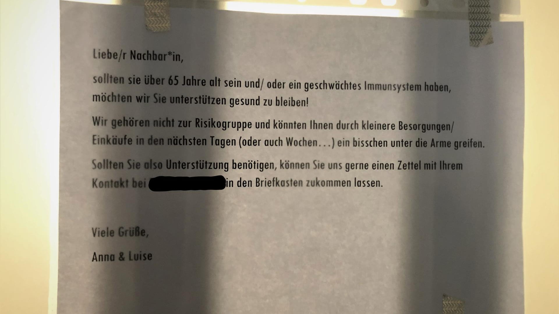 Ein Aushang in einem Mainzer Hausflur: Die Studentinnen Anna und Luise bieten ihre Hilfe an.