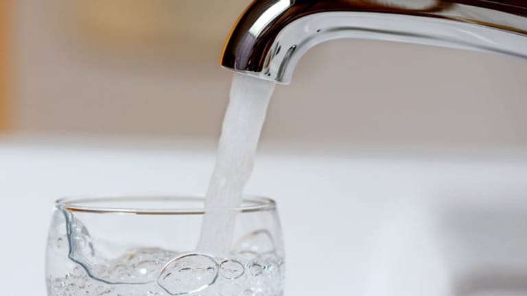 Trinkwasser wird in ein Glas gefüllt (Symbolbild): In den kommenden Tagen wird rechtsrheinisch Chlor hinzugefügt.