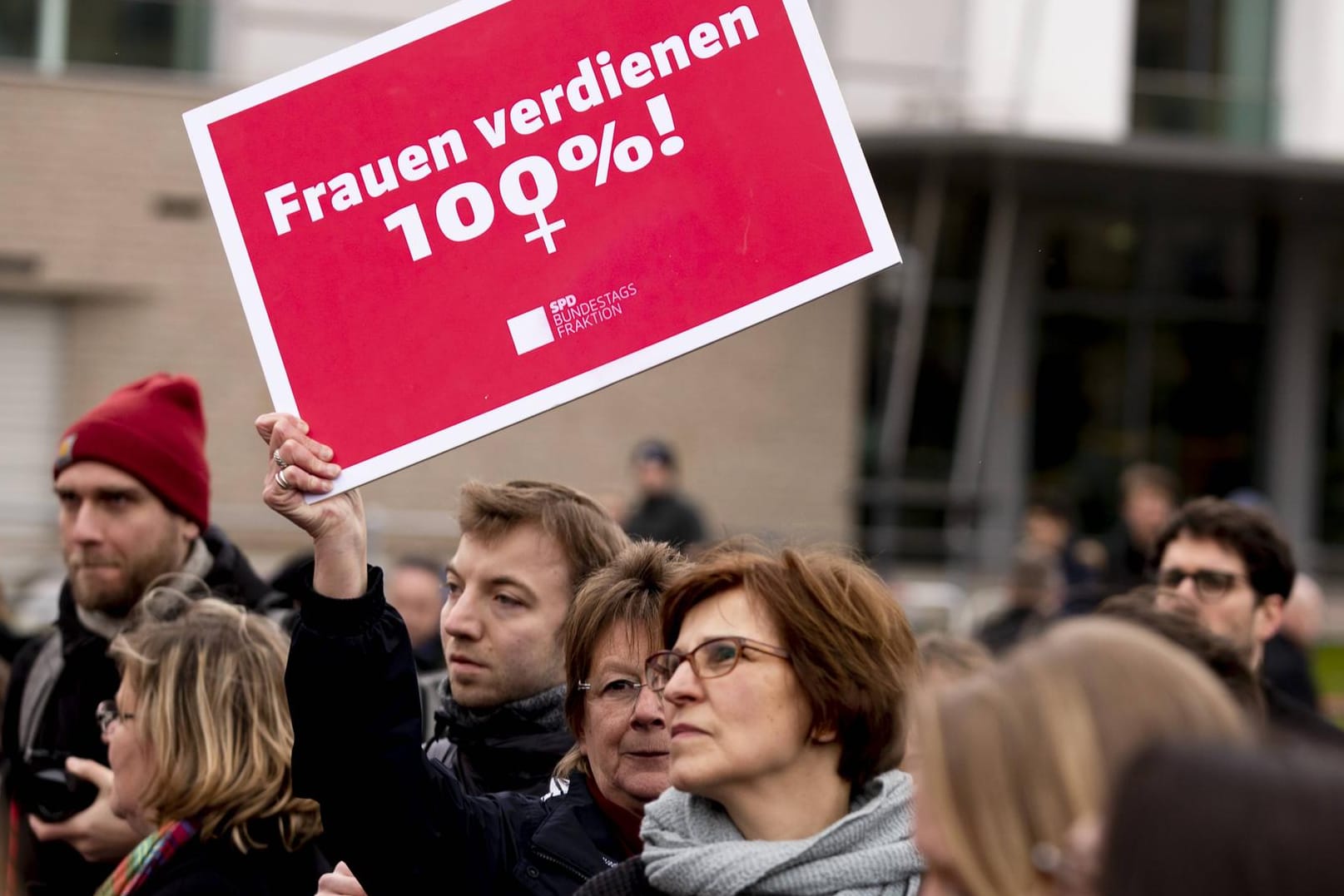 Eine Demonstrantin am Weltfrauentag: Frauen verdienen im Schnitt weniger Geld als Männer.