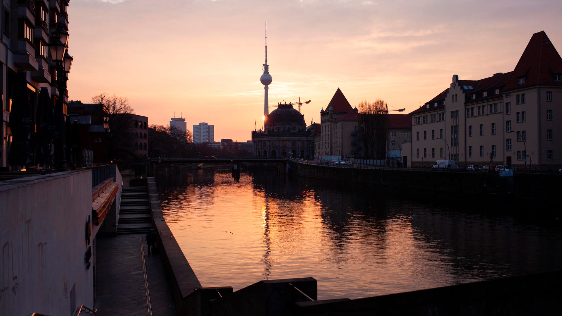 Die Sonne geht über der Spree und hinter dem Fernsehturm auf: So startet der Dienstag in der Haupstadt.