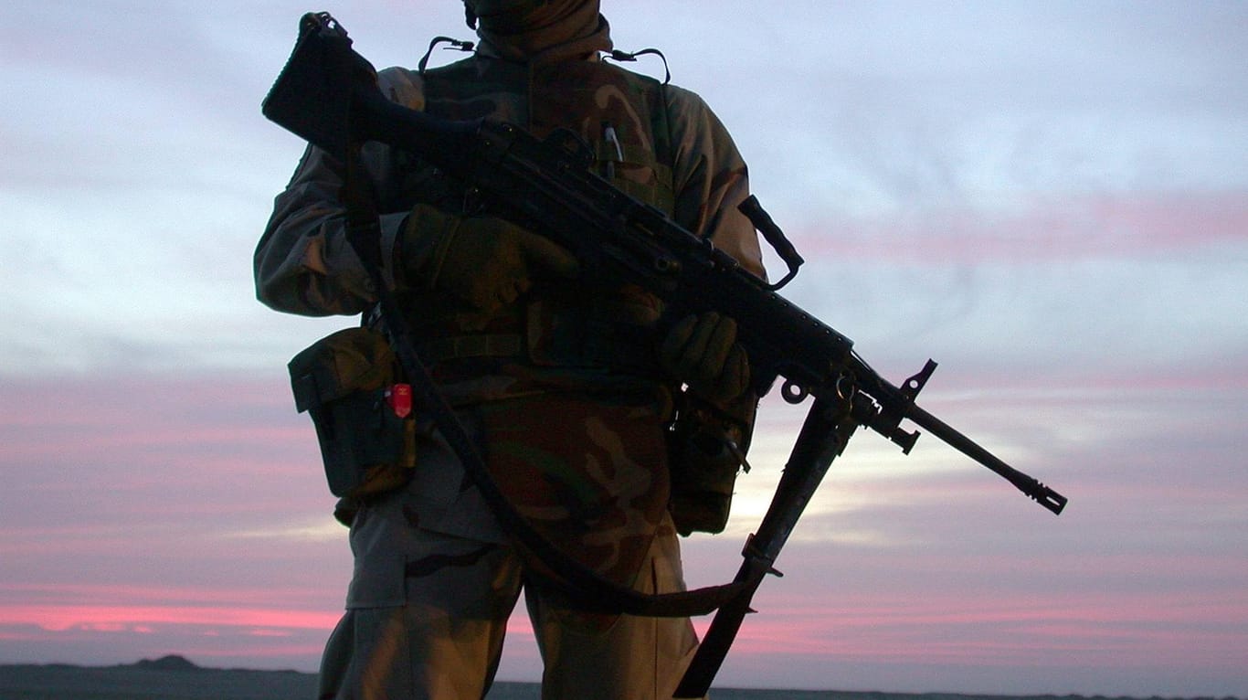 Soldat im Irak (Symbolbild): Die angegriffene Militärbasis liegt im Süden von Bagdad.