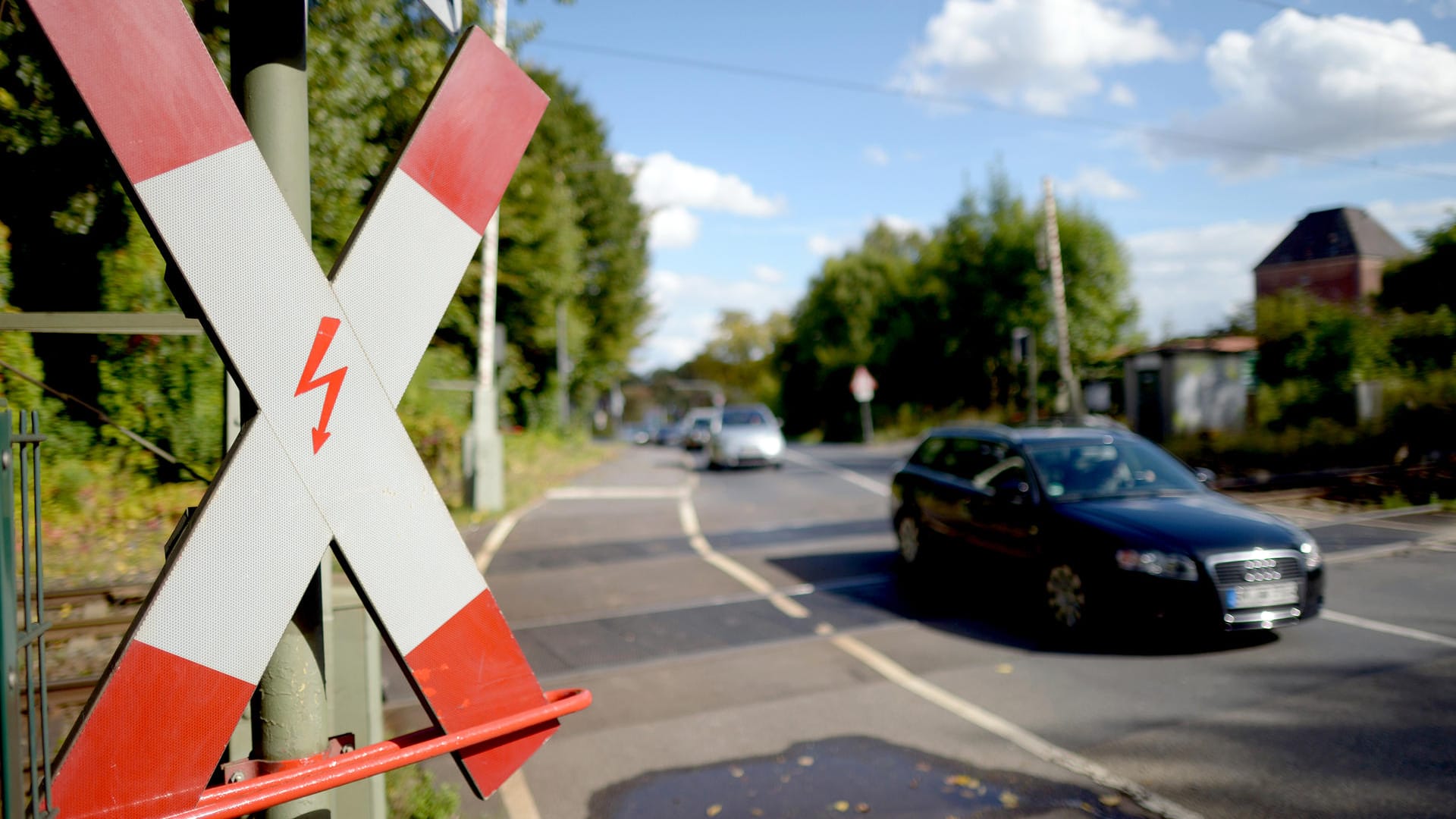 Bahnübergänge: Etwa vier von zehn sind nur durch ein Andreaskreuz gekennzeichnet.