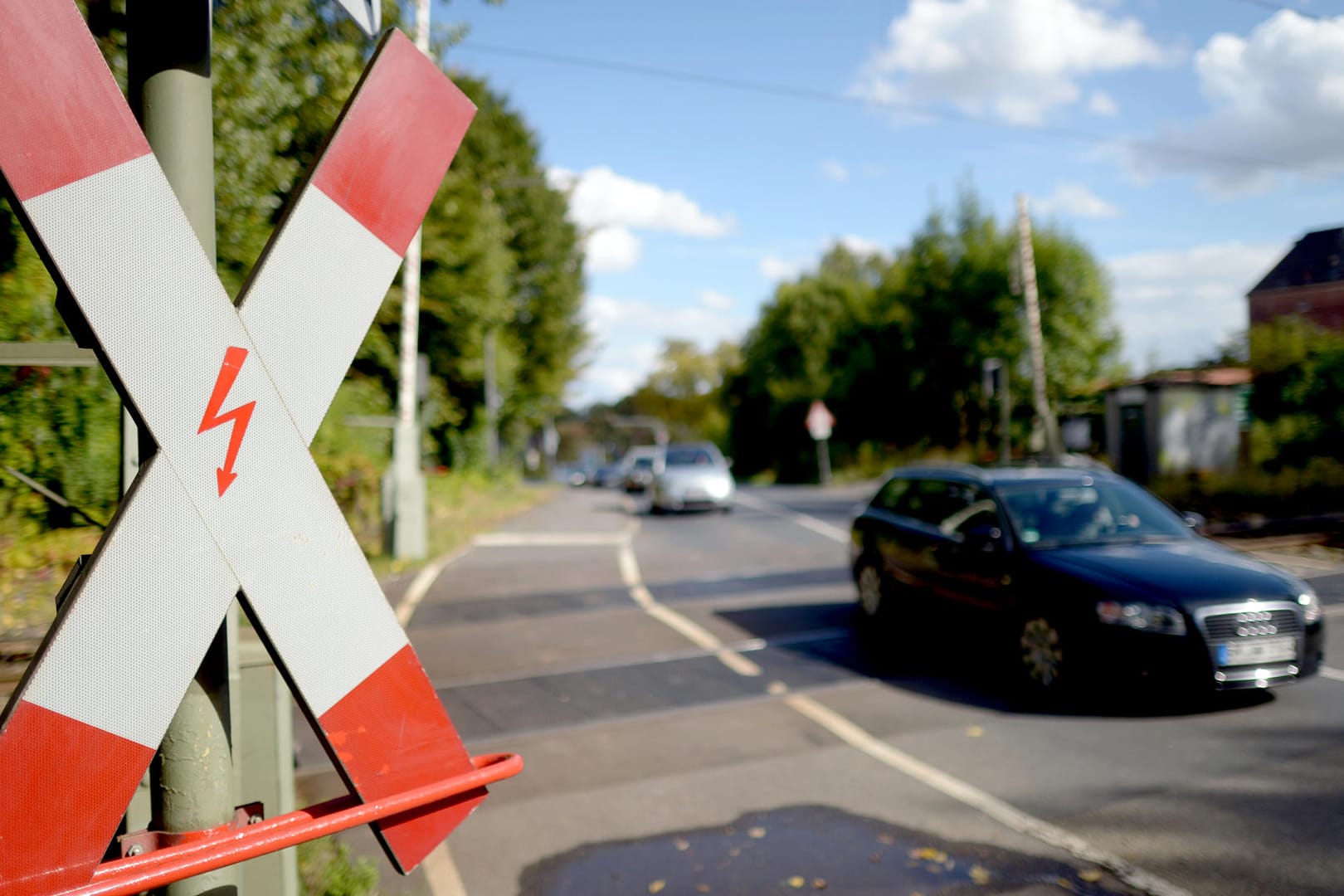 Bahnübergänge: Etwa vier von zehn sind nur durch ein Andreaskreuz gekennzeichnet.