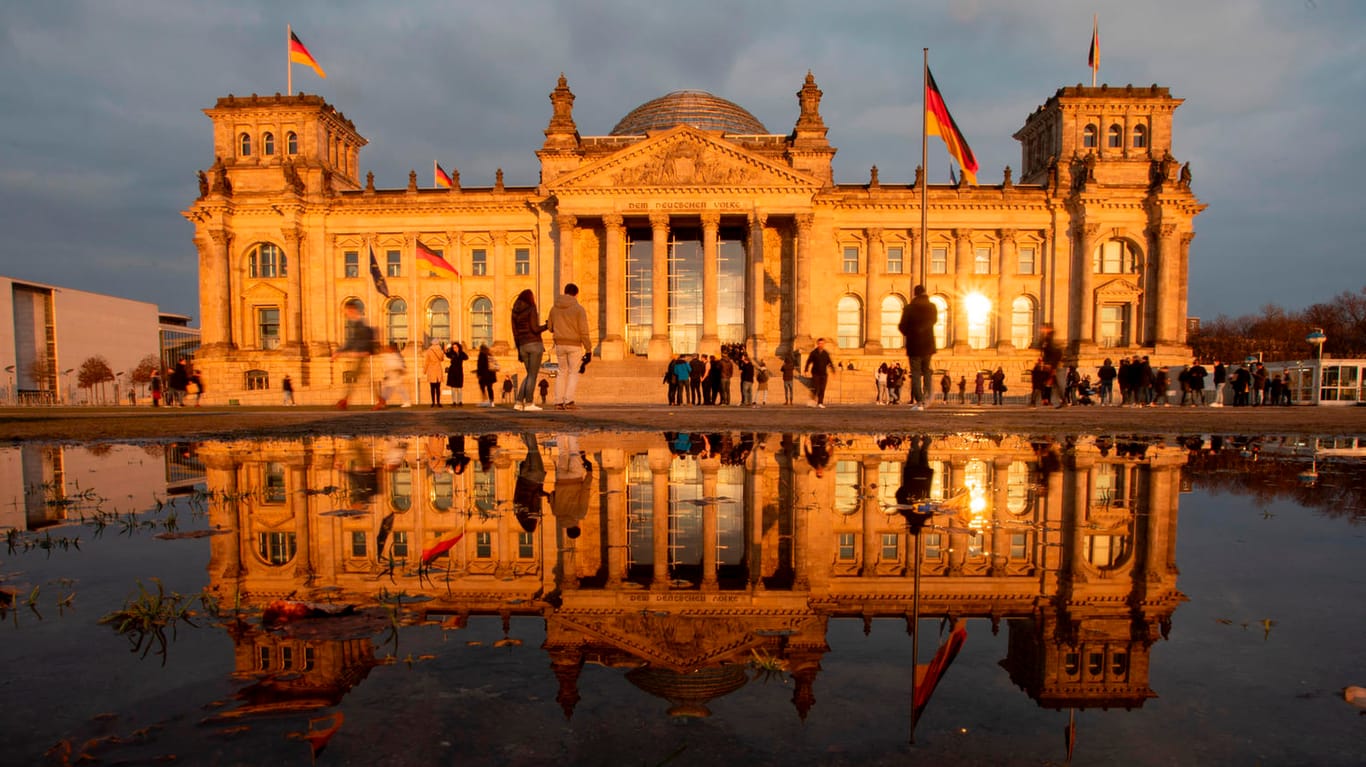 Das Reichstagsgebäude in der Abendsonne: Politiker sind sich über Parteigrenzen hinweg einig: Der Kampf gegen das Coronavirus hat derzeit Priorität. Doch was bleibt liegen?