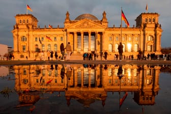 Das Reichstagsgebäude in der Abendsonne: Politiker sind sich über Parteigrenzen hinweg einig: Der Kampf gegen das Coronavirus hat derzeit Priorität. Doch was bleibt liegen?