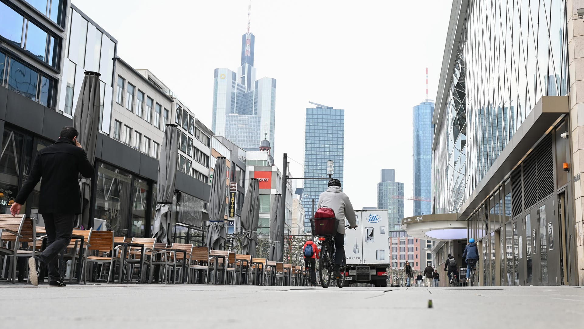 Wenige Menschen sind am Dienstagmorgen auf der Frankfurter Einkaufsmeile Zeil unterwegs: Die Stadt fährt das öffentliche Leben schrittweise runter. Wenige Menschen sind am Dienstagmorgen auf der Frankfurter Einkaufsmeile Zeil unterwegs: Die Stadt fährt das öffentliche Leben schrittweise runter.