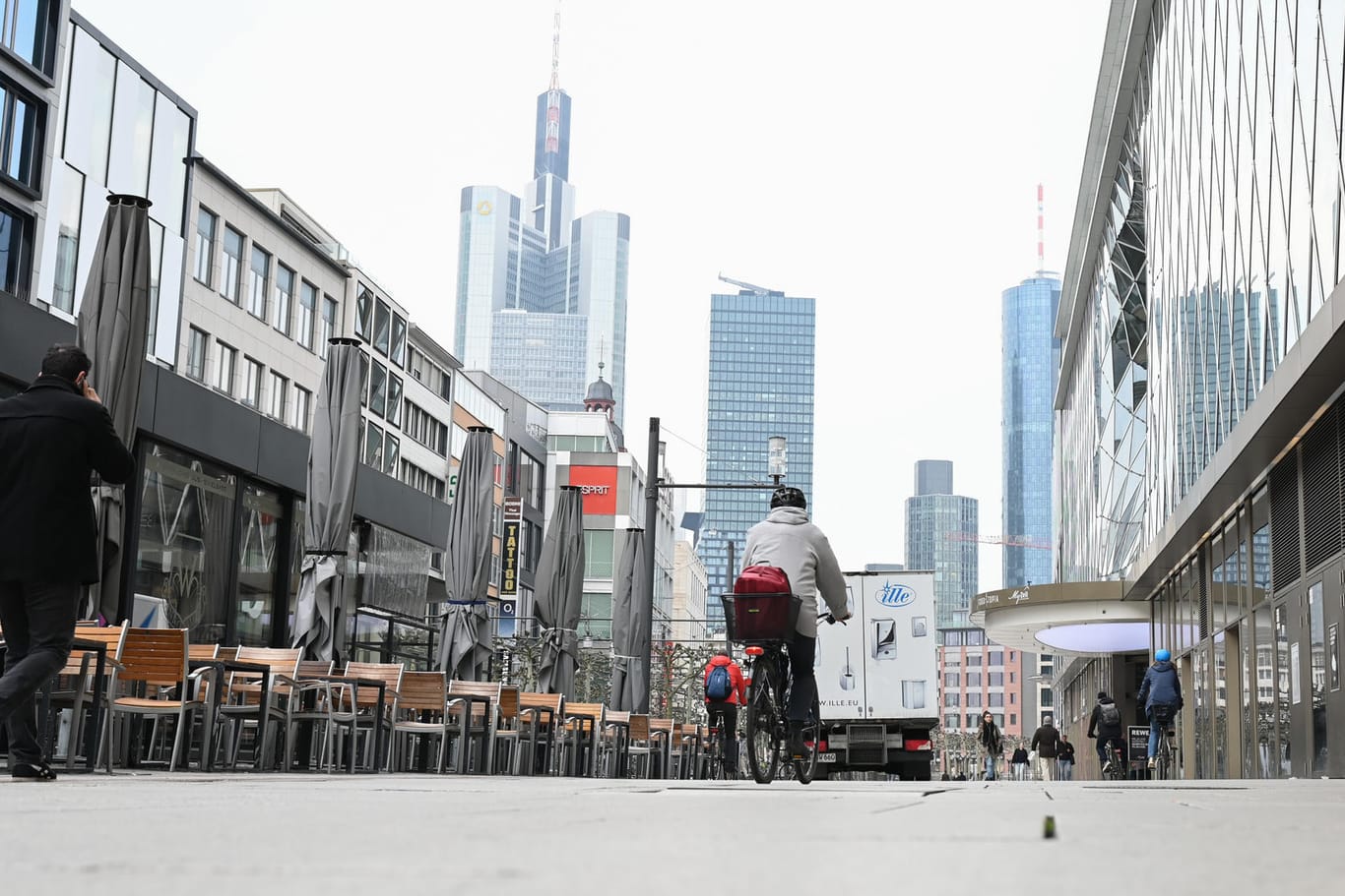 Wenige Menschen sind am Dienstagmorgen auf der Frankfurter Einkaufsmeile Zeil unterwegs: Die Stadt fährt das öffentliche Leben schrittweise runter.