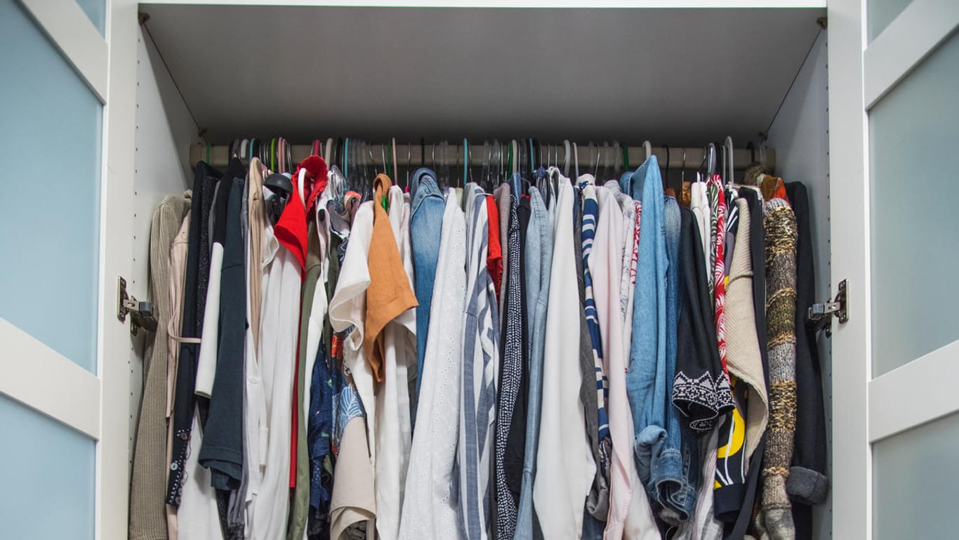 Kleiderschrank: Für bestimmte Kleidungsstücke bieten sich besondere Bügel- und Aufhängvarianten an.