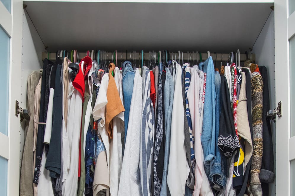 Kleiderschrank: Für bestimmte Kleidungsstücke bieten sich besondere Bügel- und Aufhängvarianten an.