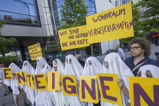 Prostestaktion vor dem Eingang zur Hauptversammlung des Immobilienkonzerns Deutsche Wohnen.