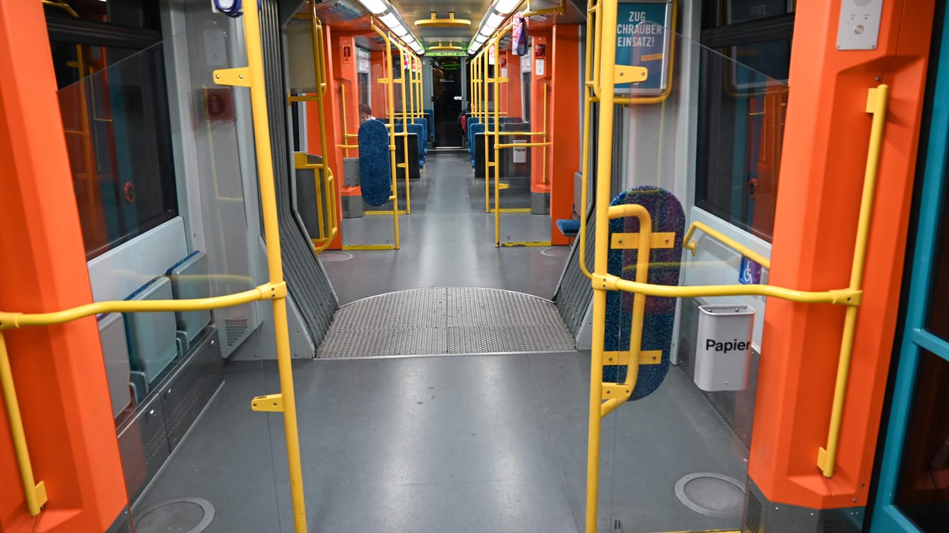 Fast leer ist ein Wagen der Frankfurter U-Bahn zur morgendlichen Hauptverkehrszeit: In der nächsten Zeit werden weniger Busse und Bahnen fahren.