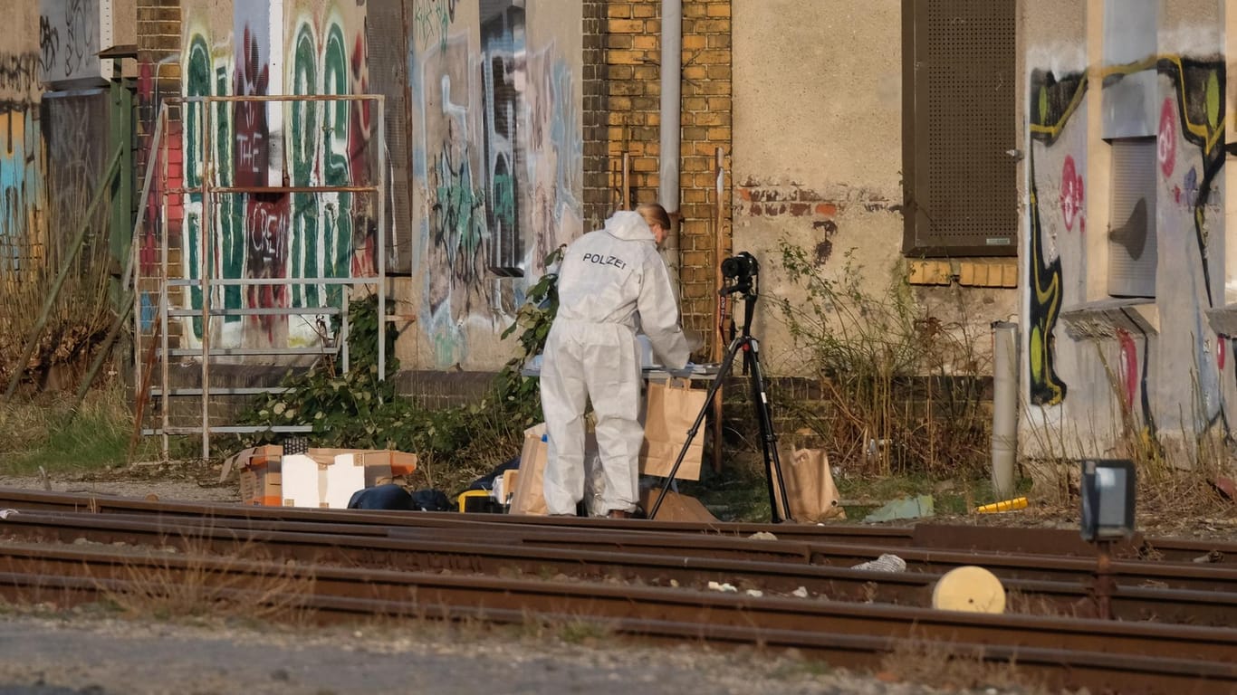 Leipzig: Eine Kriminaltechnikerin sichert Spuren, die Aufschluss über eine mögliche Gewalttat geben sollen.