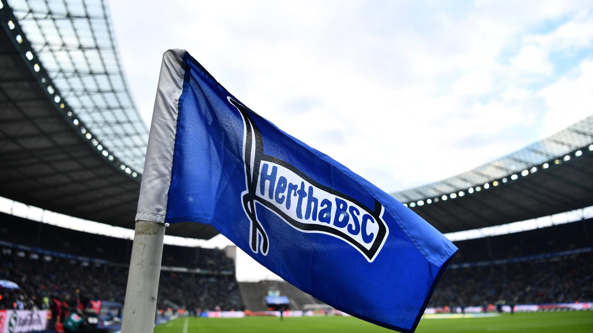 Eckfahne mit dem Hertha BSC-Emblem (Symbolbild): Ein Spieler von Hertha BSC hat sich mit dem Coronavirus infiziert.