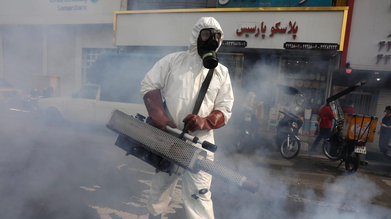Ein Feuerwehrmann in Teheran desinfiziert die Straßen: Der Iran gilt als Land mit den zweitmeisten Todesfällen durch das Coronavirus.