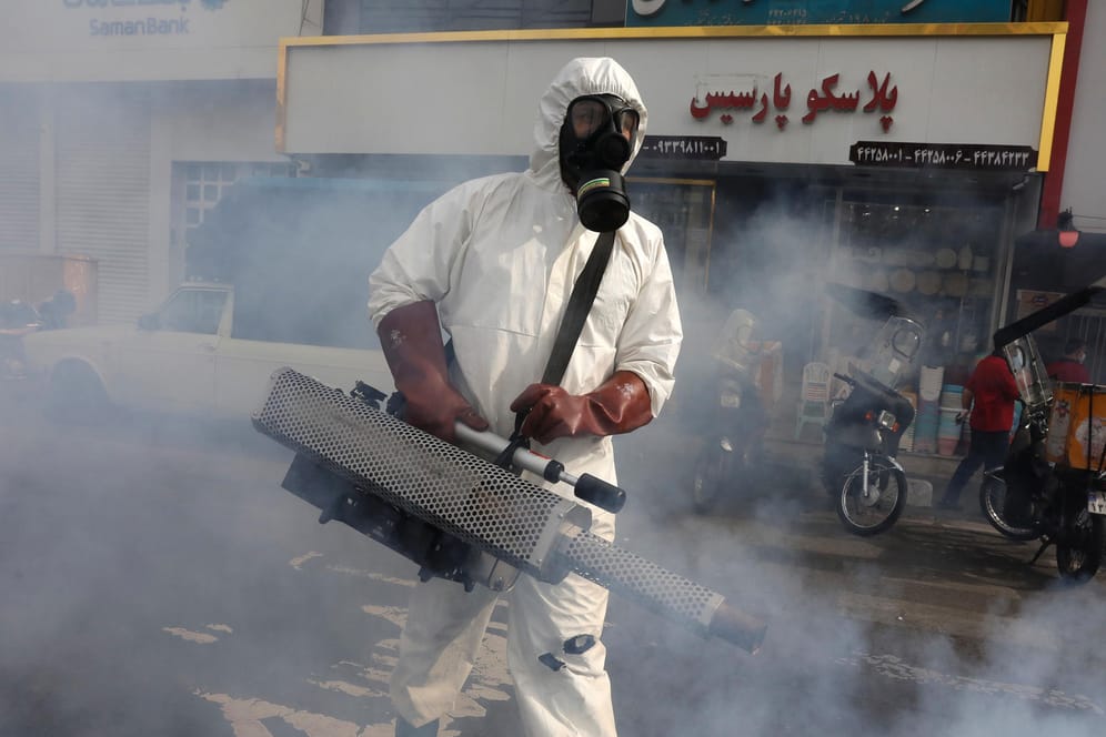 Ein Feuerwehrmann in Teheran desinfiziert die Straßen: Der Iran gilt als Land mit den zweitmeisten Todesfällen durch das Coronavirus.