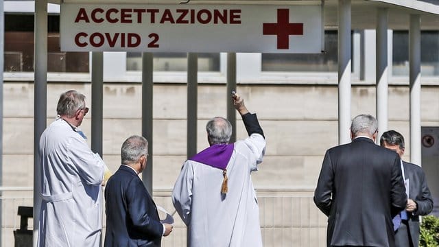 Mit Gottes Segen: Ein Priester segnet den Eingang zum "Columbus Covid 2 Hospital", einem neuen Krankenhaus in Rom. Mit Gottes Segen: Ein Priester segnet den Eingang zum "Columbus Covid 2 Hospital", einem neuen Krankenhaus in Rom.