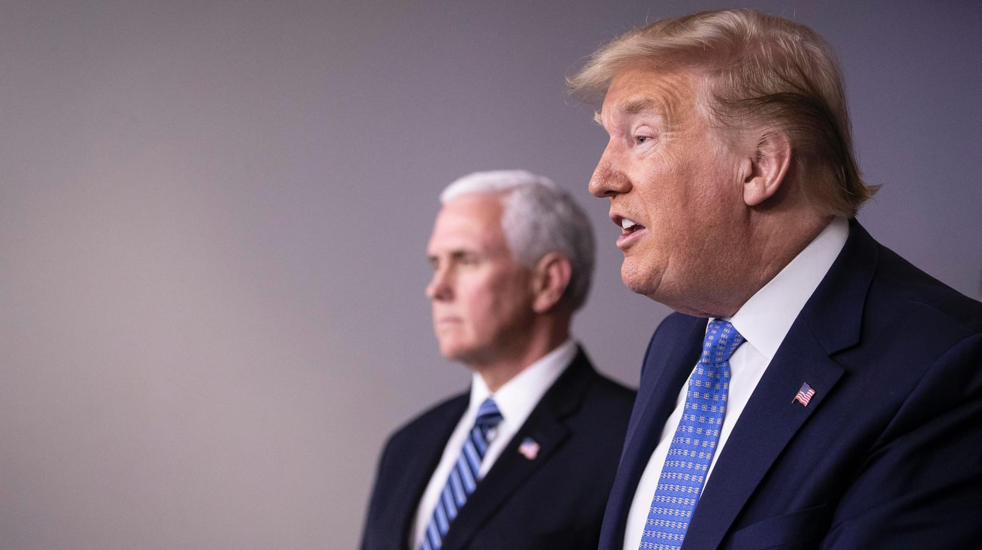 Präsident Donald Trump (r) spricht neben Mike Pence während einer Pressekonferenz zum Coronavirus: Der US-Präsident wird vielfach für sein Krisenmanagement kritisiert. Präsident Donald Trump (r) spricht neben Mike Pence während einer Pressekonferenz zum Coronavirus: Der US-Präsident wird vielfach für sein Krisenmanagement kritisiert.