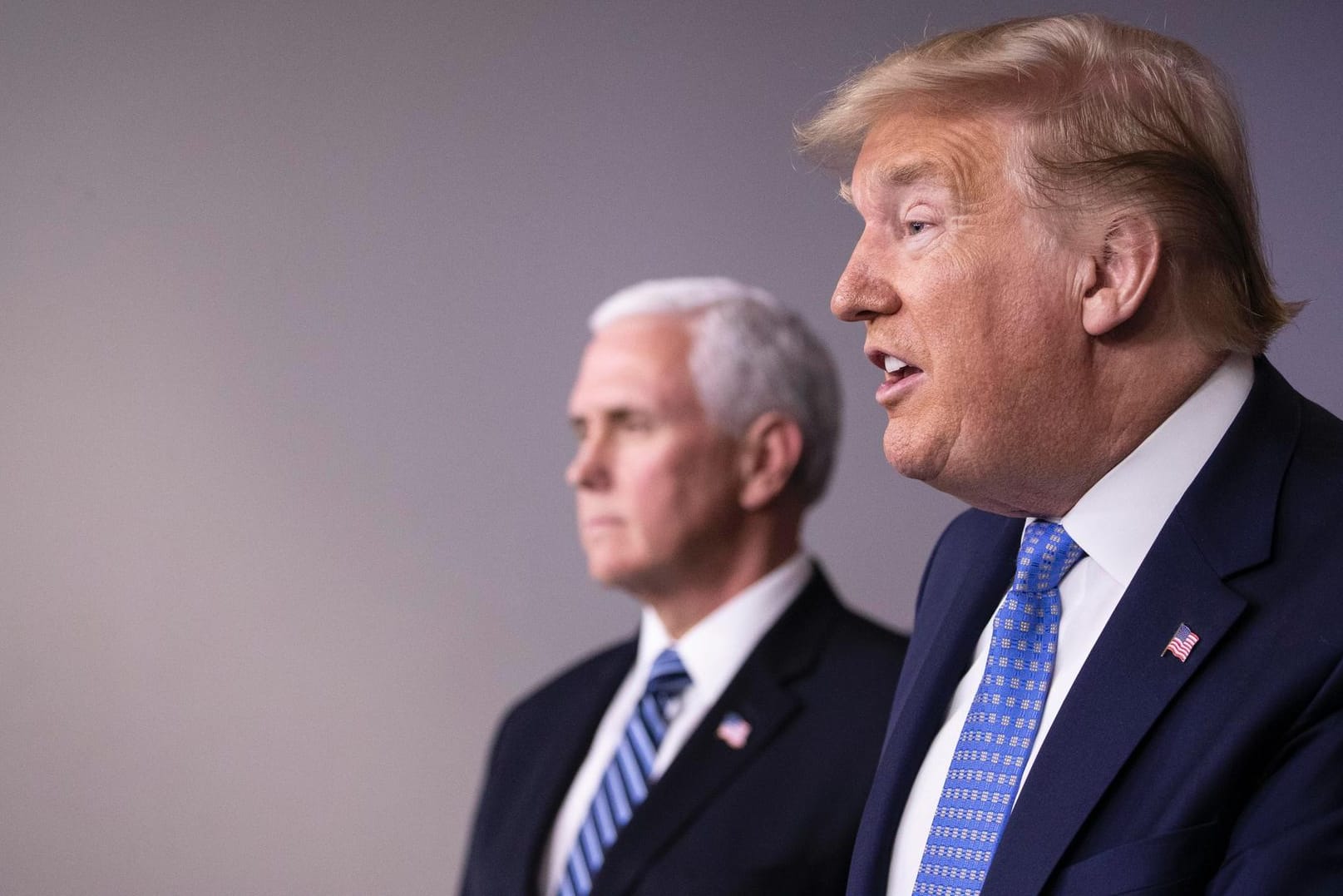 Präsident Donald Trump (r) spricht neben Mike Pence während einer Pressekonferenz zum Coronavirus: Der US-Präsident wird vielfach für sein Krisenmanagement kritisiert.