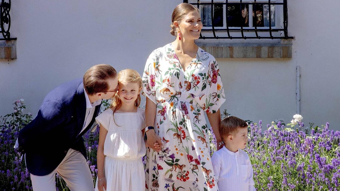 Prinzessin Victoria mit Ehemann Daniel und den beiden Kindern: Sie posierten für ein neues Foto.