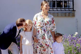 Prinzessin Victoria mit Ehemann Daniel und den beiden Kindern: Sie posierten für ein neues Foto.