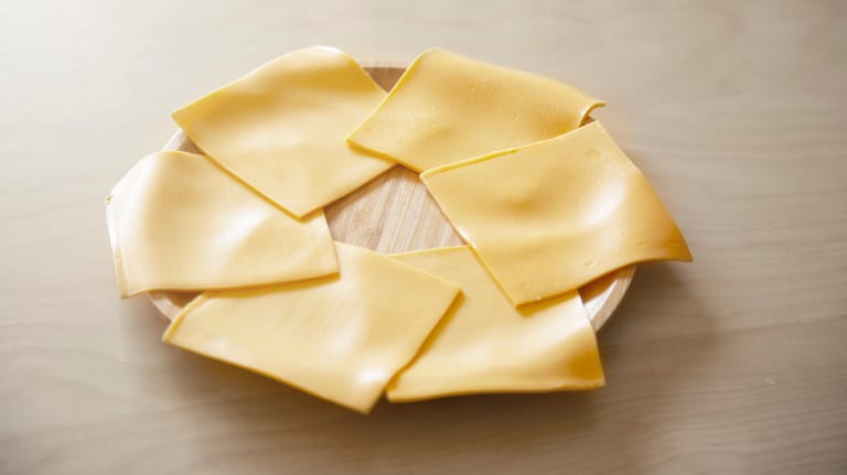 Scheiblettenkäse: Der Käse ist auch ungekühlt lange haltbar – das hat allerdings Nachteile.