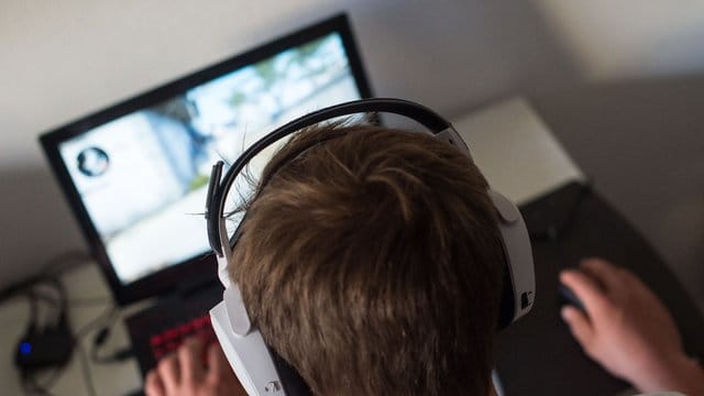 Viele Menschen bleiben in der Coronavirus-Krise zuhause - und nicht wenige vertreiben sich die Zeit mit Videospielen. Viele Menschen bleiben in der Coronavirus-Krise zuhause - und nicht wenige vertreiben sich die Zeit mit Videospielen.