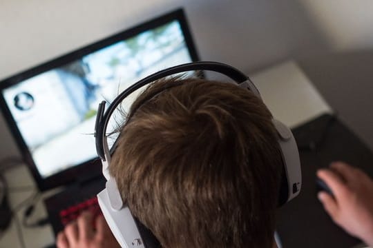 Viele Menschen bleiben in der Coronavirus-Krise zuhause - und nicht wenige vertreiben sich die Zeit mit Videospielen.