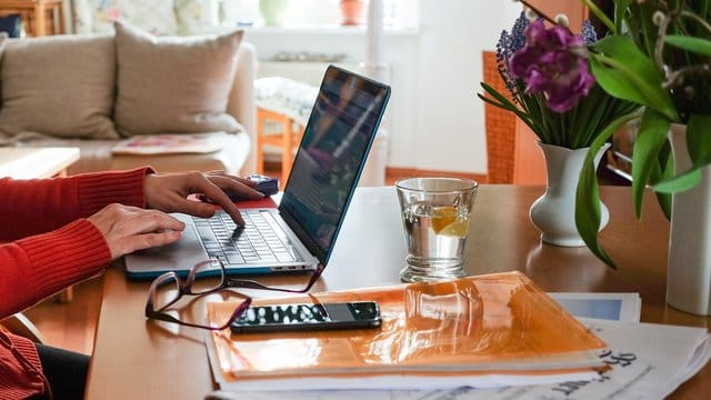 Für viele Unternehmen ist die Homeoffice-Arbeit vieler ihrer Mitarbeiter momentan ein Experiment mit unbekanntem Ausgang.