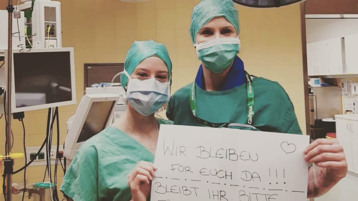 "Wir bleiben für Euch da": Mit diesem Slogan wurden zwei Krankenschwestern aus Wien im Internet bekannt.
