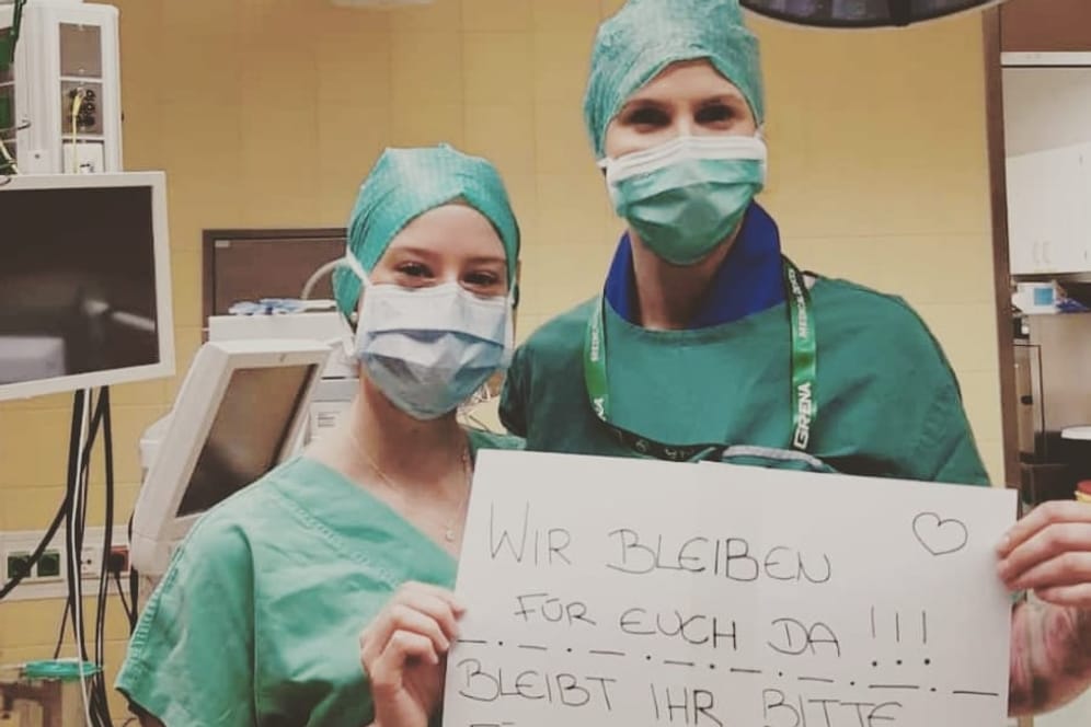 "Wir bleiben für Euch da": Mit diesem Slogan wurden zwei Krankenschwestern aus Wien im Internet bekannt.
