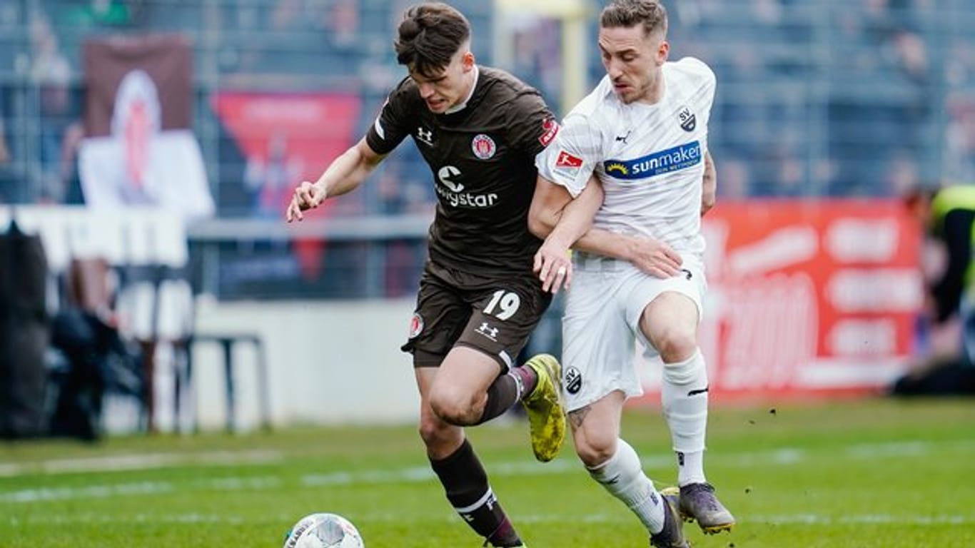 St. Paulis Luca-Milan Zander im Zweikampf: Der Kiezklub lässt individuell trainieren.