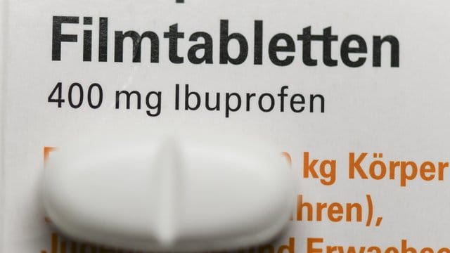 Negative Wirkungen von Ibuprofen bei Menschen, die sich mit SARS-CoV-2 infiziert haben, sind nicht nachgewiesen. Negative Wirkungen von Ibuprofen bei Menschen, die sich mit SARS-CoV-2 infiziert haben, sind nicht nachgewiesen.