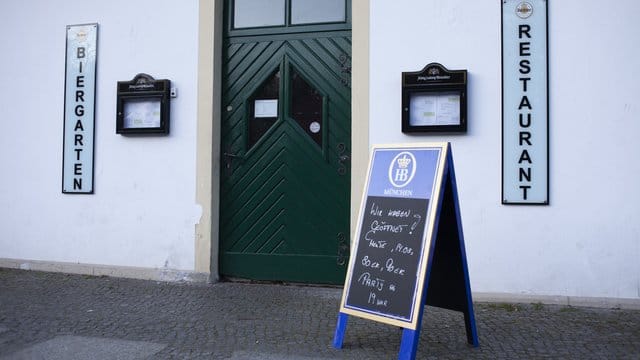 Eine Tafel vom Vorabend kündigt vor einem Restaurant noch eine Party an. Eine Tafel vom Vorabend kündigt vor einem Restaurant noch eine Party an.