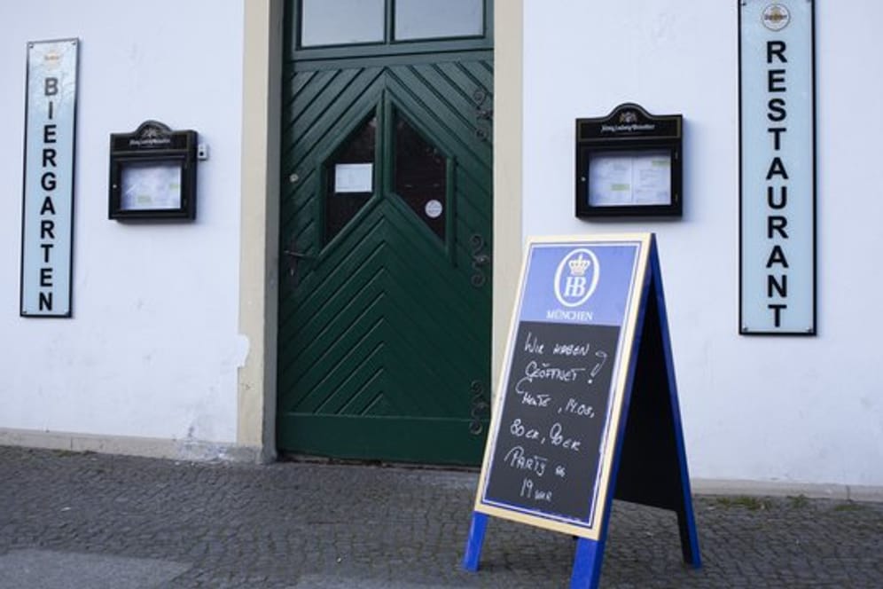 Eine Tafel vom Vorabend kündigt vor einem Restaurant noch eine Party an.