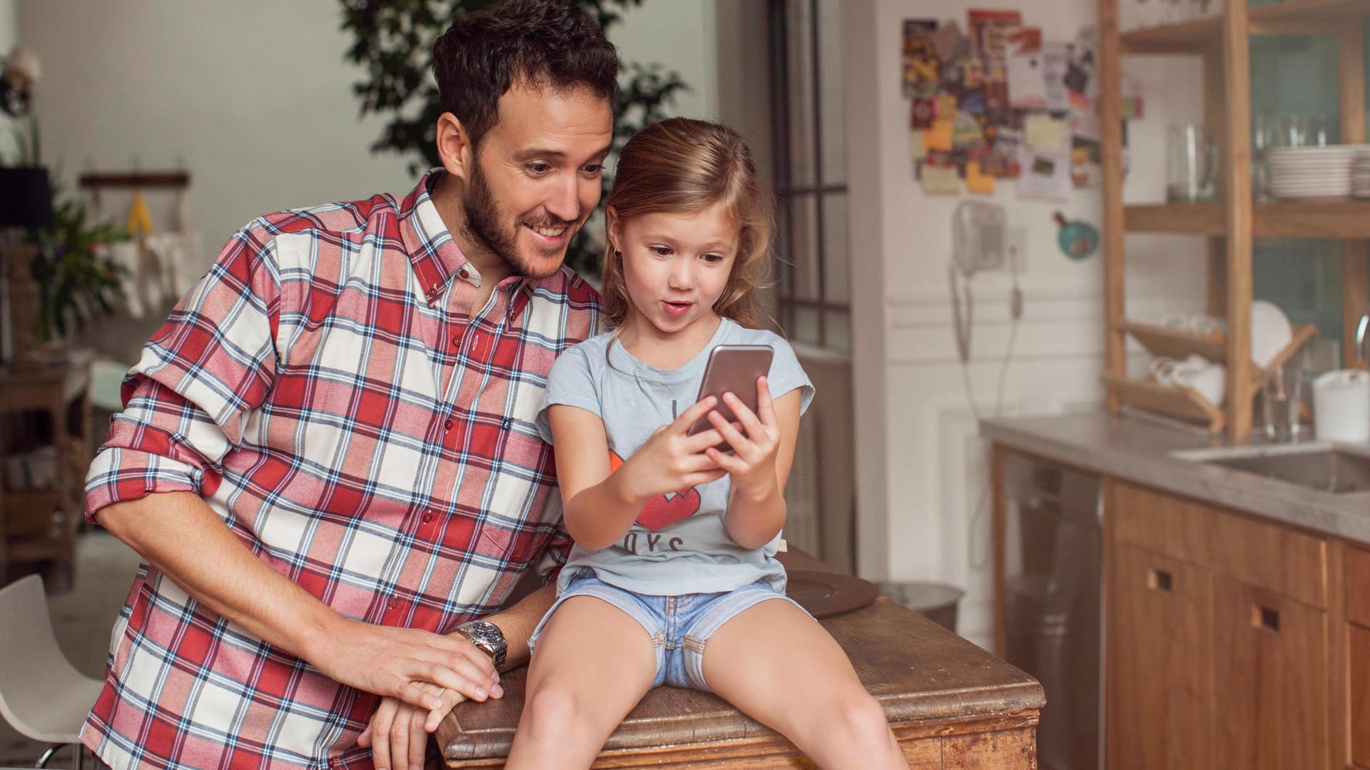 Vater und Tochter im Video-Gespräch: Per WhatsApp können Sie mit der ganzen Familie sprechen.