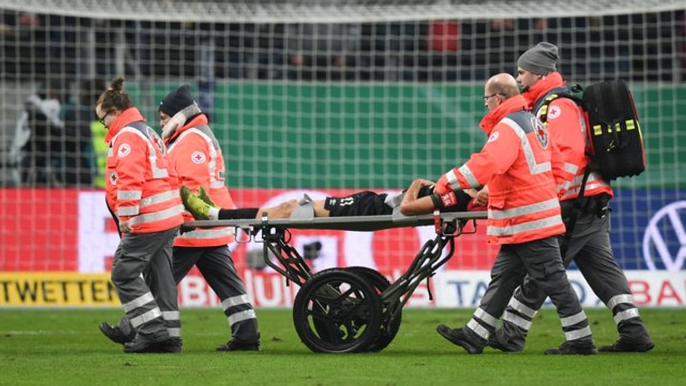 Der Bremer Ömer Toprak hatte sich im Pokalspiel in Frankfurt verletzt.