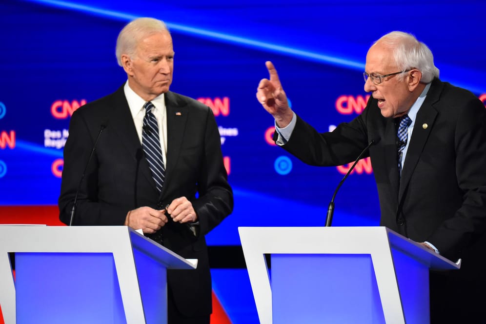 Joe Biden und Bernie Sanders bei einem TV-Duell im Februar: Bisher liegt Biden mit 845 zu 694 Delegiertenstimmen vorne.