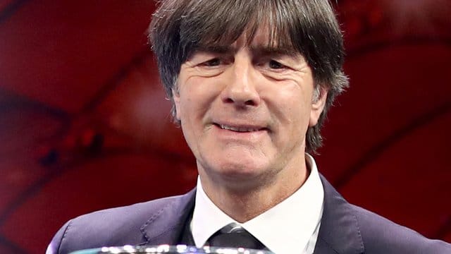 Joachim Löw findet die Verlegung der EM "völlig richtig und alternativlos". Joachim Löw findet die Verlegung der EM "völlig richtig und alternativlos".
