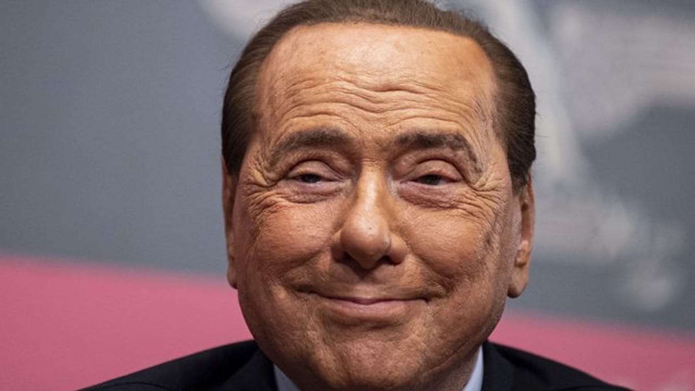 Silvio Berlusconi spendet zehn Millionen Euro.