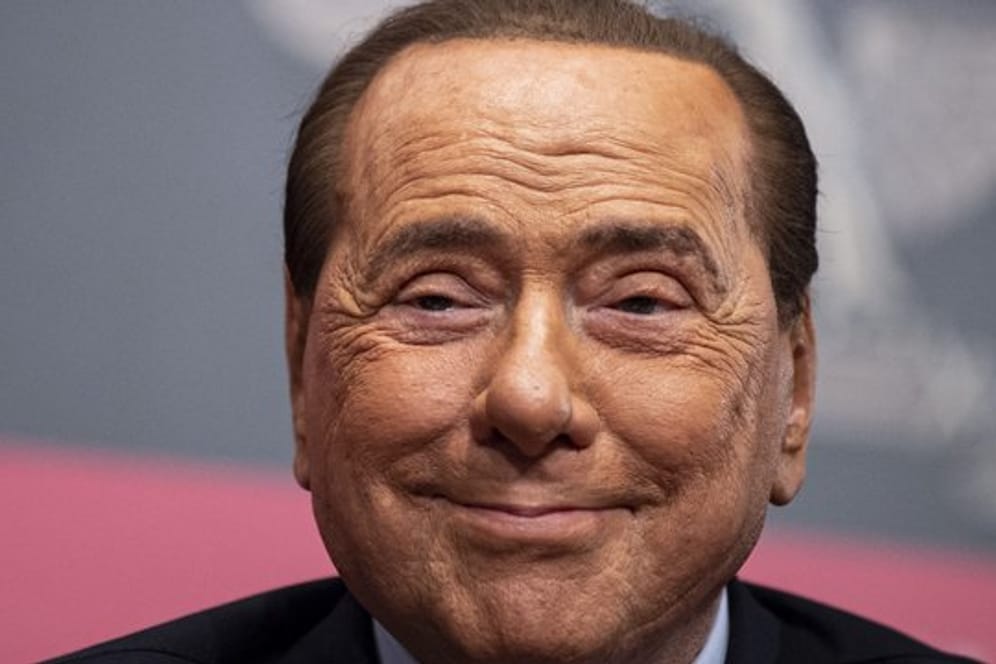 Silvio Berlusconi spendet zehn Millionen Euro.