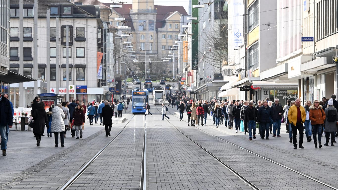 Fußgängerzone in Kassel (Symbolbild): Die Zahl der Coronavirus-Infizierten in Deutschland steigt täglich.