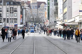 Fußgängerzone in Kassel (Symbolbild): Die Zahl der Coronavirus-Infizierten in Deutschland steigt täglich.