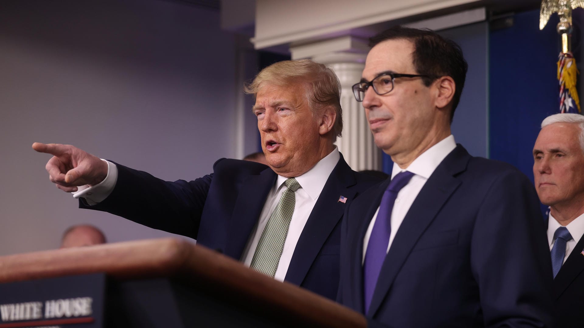 US-Präsident Donald Trump und Finanzminister Steven Mnuchin: Laut Medienberichten könnte das Paket einen Umfang von 850 Milliarden US-Dollar haben.