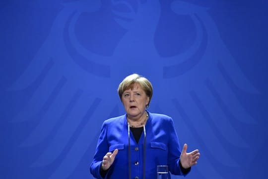 Bundeskanzlerin Angela Merkel (CDU) hat eine umgehende Umsetzung der Einreisebeschränkungen für Nicht-EU-Bürger nach Deutschland zugesagt.