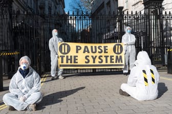 Demonstranten fordern in der Downing Street mehr Maßnahmen in der Corona-Krise: Boris Johnson werden massive Versäumnisse vorgeworfen.