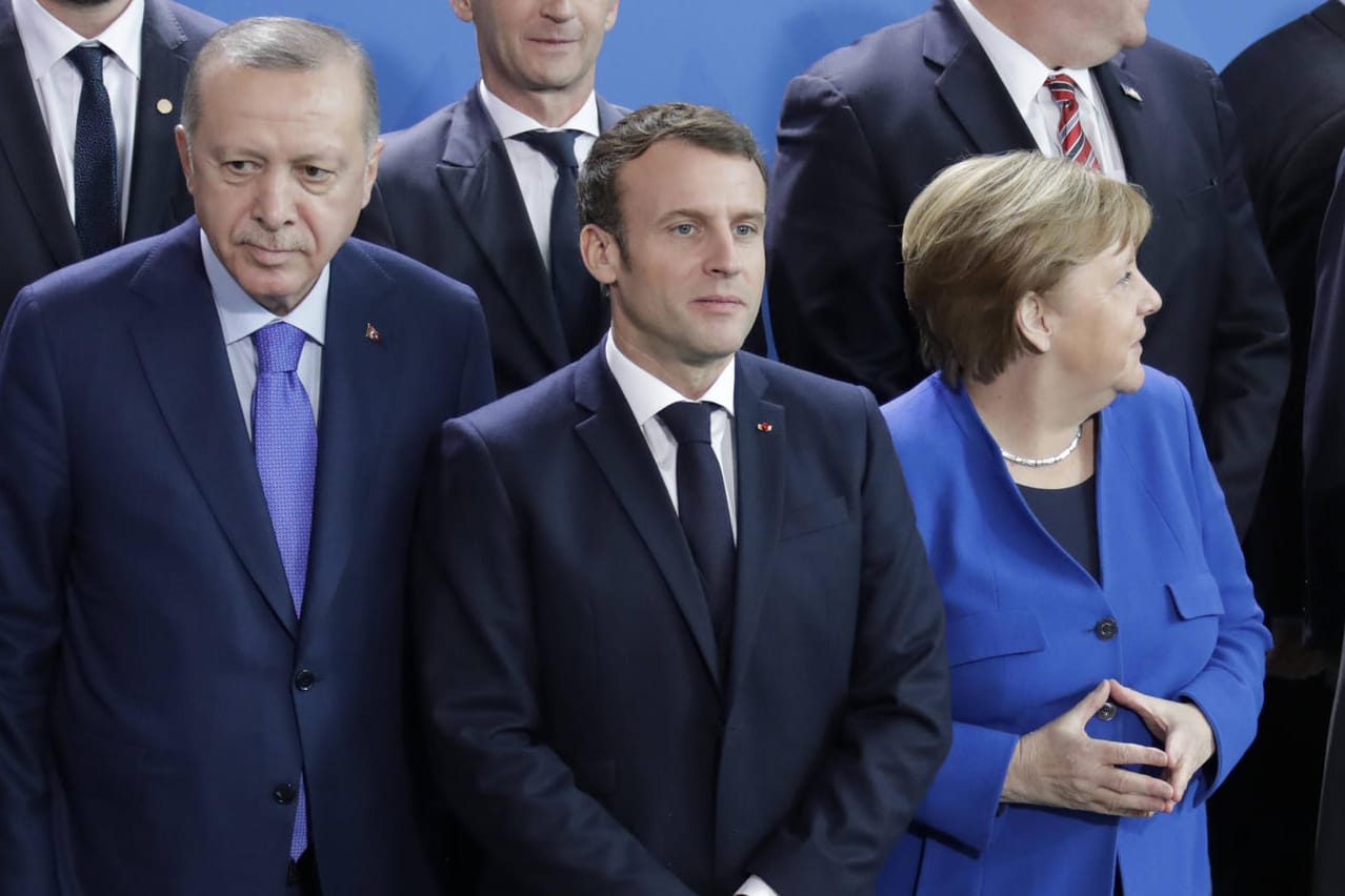 Recep Tayyip Erdogan, Emmanuel Macron und Angela Merkel beim Libyen-Gipfel im Januar: Das geplante Treffen in Ankara wurde abgesagt..