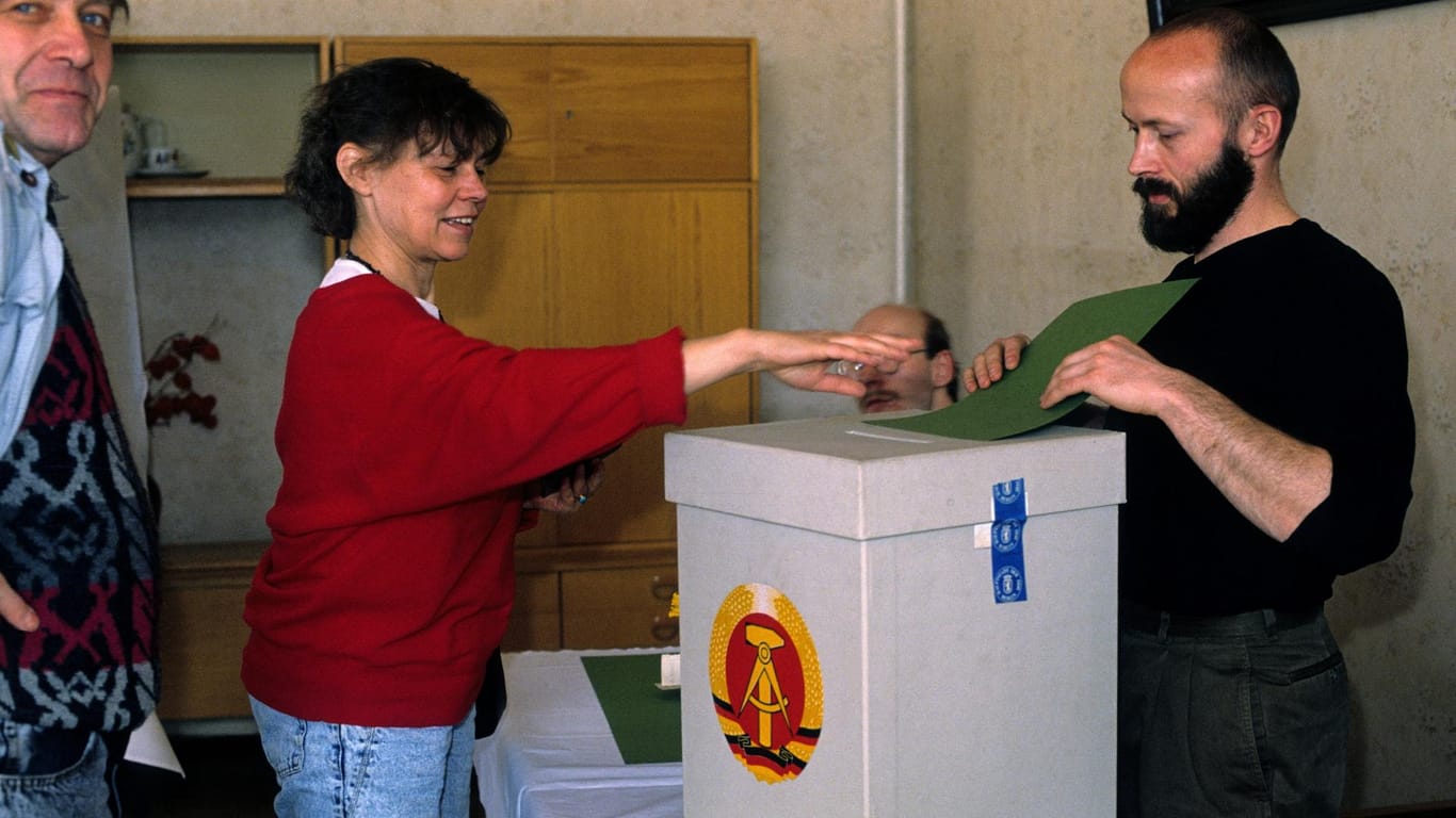 Freie Wahlen 1990: Stimmabgabe in einem Wahllokal in Ostberlin.