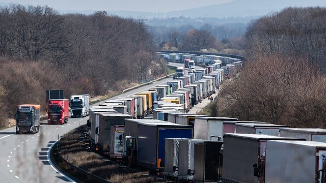 Zwischen Dresden und Görlitz hat der Stau nach Angaben der Polizei bis zum Mittag eine Länge von 65 Kilometern erreicht. Zwischen Dresden und Görlitz hat der Stau nach Angaben der Polizei bis zum Mittag eine Länge von 65 Kilometern erreicht.