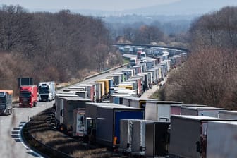 Zwischen Dresden und Görlitz hat der Stau nach Angaben der Polizei bis zum Mittag eine Länge von 65 Kilometern erreicht.